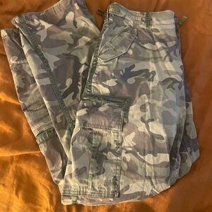 Abercrombie & Fitch Men's Green Camo Cargo Pants